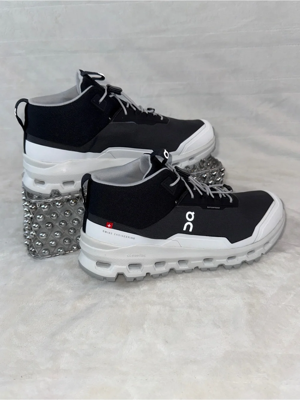 On Clouds hero Mid Waterproof Black White Sz Youth 5/Women 6.5 3YD30020299 🖤🤍
